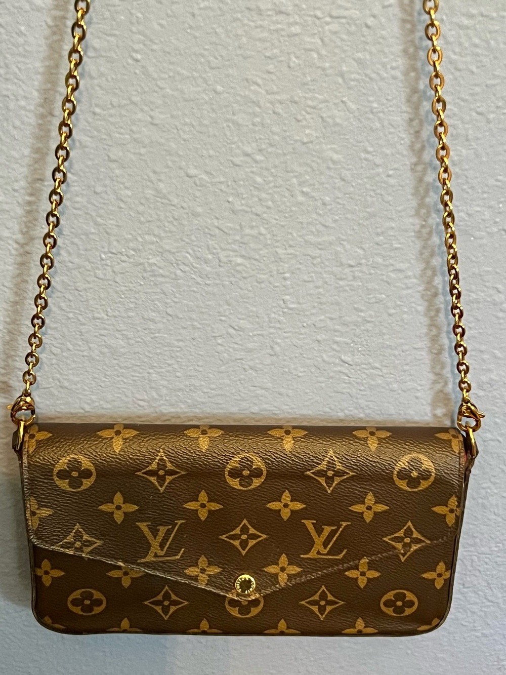 🔥 Authentic Louis Vuitton Monogram Bag – Good Condition  – Fits iPhone Pro Max 🔥